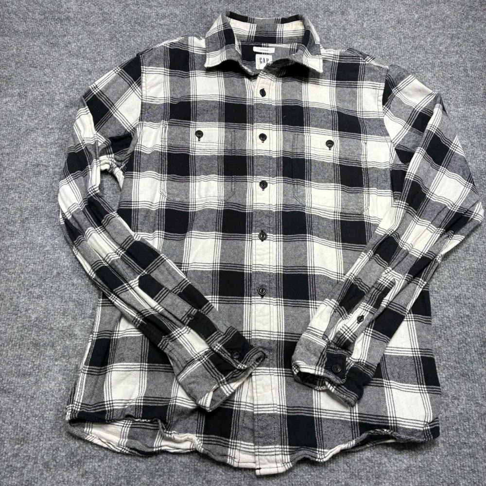 GAP Untucked Flannel Shirt Mens Small Black White Plaid Button-up Outdoor Casual